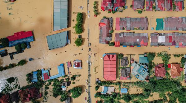 o treime din teritoriul pakistanului se afla sub ape bilantul inundatiilor a urcat la peste 1 130 de morti