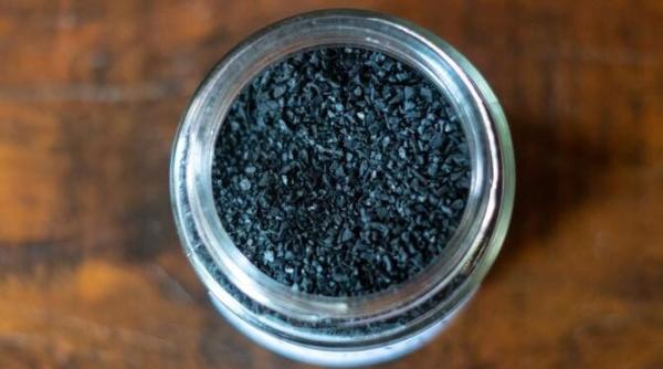 pune carbune activ in frigider vei uita de o problema cu care se confrunta majoritatea gospodinelor