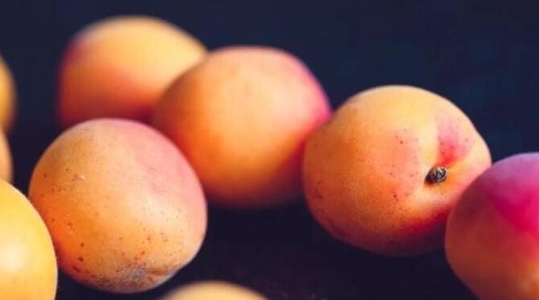 un mic dejun delicios si usor de facut prajitura cu piersici fara unt