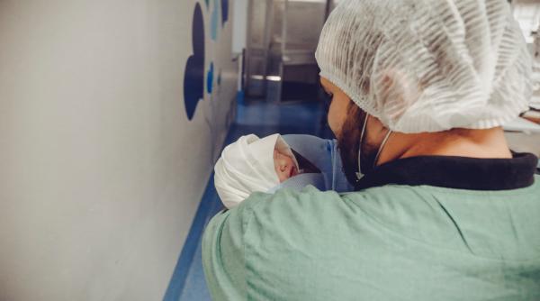 un nou nascut cu peste 100 de tumori a supravietuit dupa aproape o mie de sedinte de chimioterapie