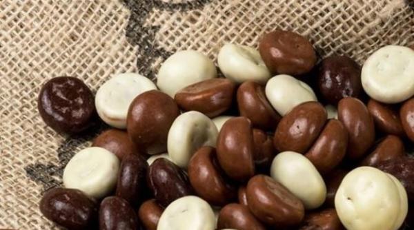 scapa rapid de petele de ciocolata de pe haine tine le in acest amestec inainte de a le pune in masina de spalat