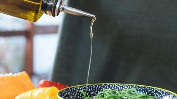 elimina stratul de grasime de pe recipientul pentru ulei