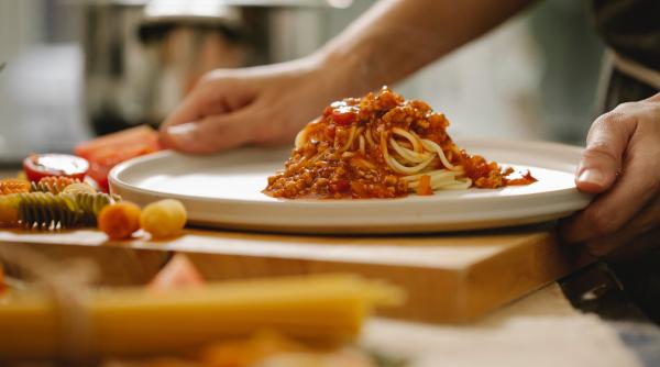 paste bolognese la cuptor reteta pe care o poate prepara oricine