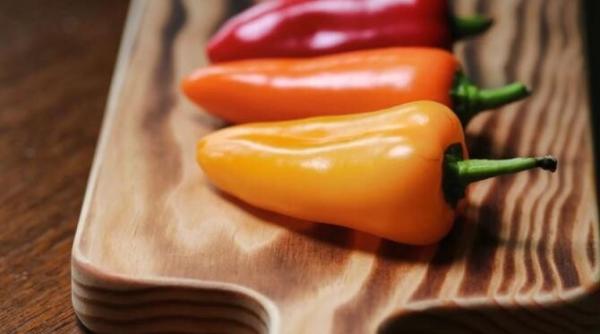 ardei umpluti cu branza si legume o idee excelenta pentru o cina cu prietenii