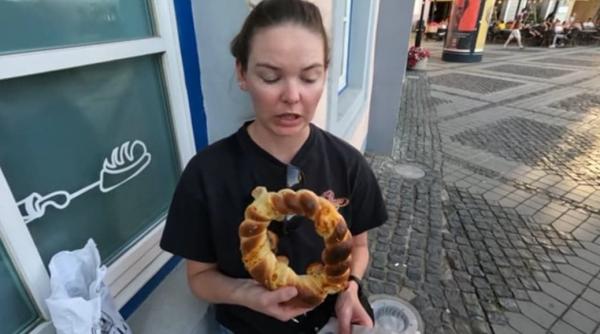 experienta a doi turisti americani care au vizitat sibiul daca puneti o taxa pentru toaleta aveti grija macar sa fie curat video