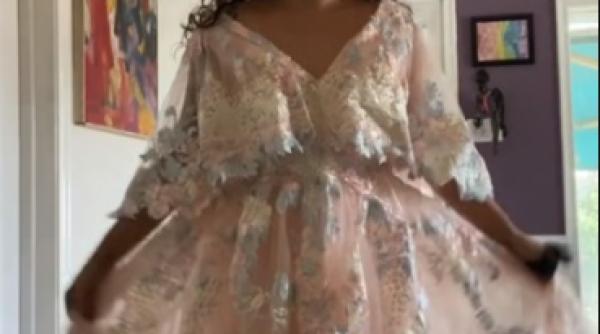 si a comandat o rochie de pe internet dar a avut un soc cand a deschis coletul ce a primit femeia in schimbul a 200 de euro