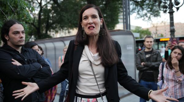 imaginile zilei clotilde armand si ploaia ce face primarul cand peste tot auzim ca trebuie sa economisim apa chiar si cand facem dus video