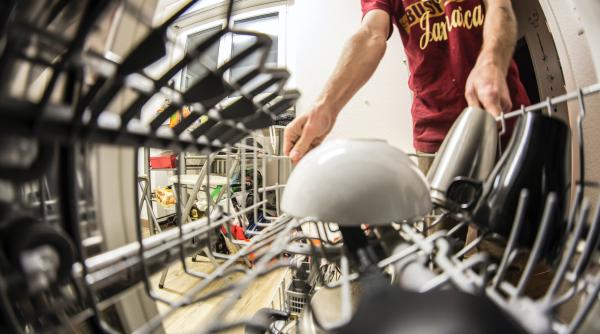 laura nureldin cel mai tare truc pentru a spala vasele de care s a lipit mancare ma lasa nervii cu economiseste apa