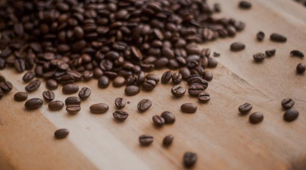 pune cateva boabe de cafea in frigider truc foarte tare