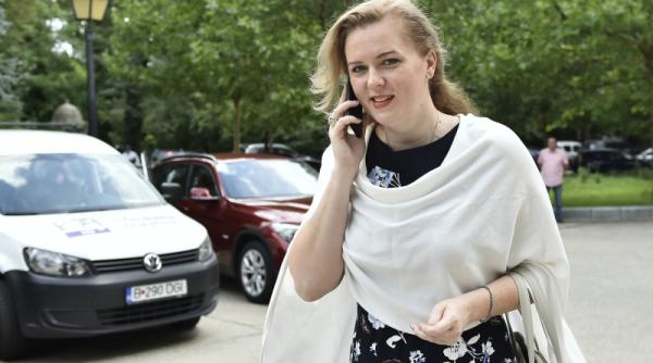 roberta anastase pusa la colt de primarul ploiestiului eu inteleg ca nu ma mai iubeste nu m o mai iubi asta este ce sa facem e cam jenant