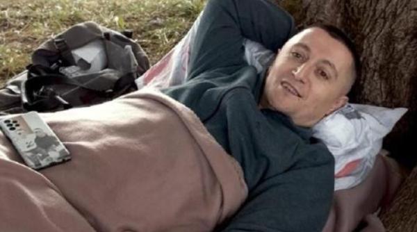 un barbat a castigat campionatul de lenevit dupa ce a stat intins in parc 3 zile la rand