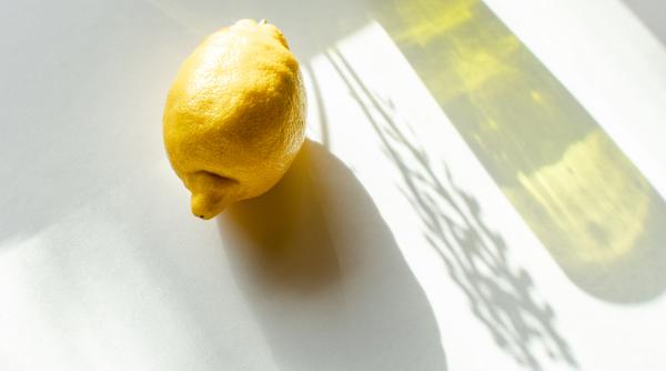 truc care te ajuta sa obtii o cantitate aproape dubla de zeama dintr o lamaie