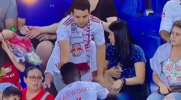 faza zilei un fotbalist a lovit o spectatoare si a urcat in tribune pentru a si cere scuze ce i a facut iubitul femeii video