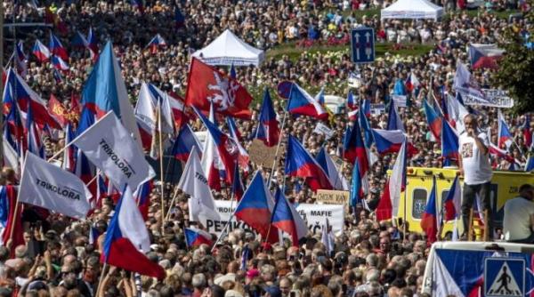 protest cu zeci de mii de oameni la praga chirieac cand alaturi lucrurile astea problemelor reale e mana rusiei in romania riscul e mic
