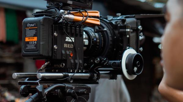 un regizor austriac acuzat ca a folosit copii romani in scene intime fara sa le informeze parintii