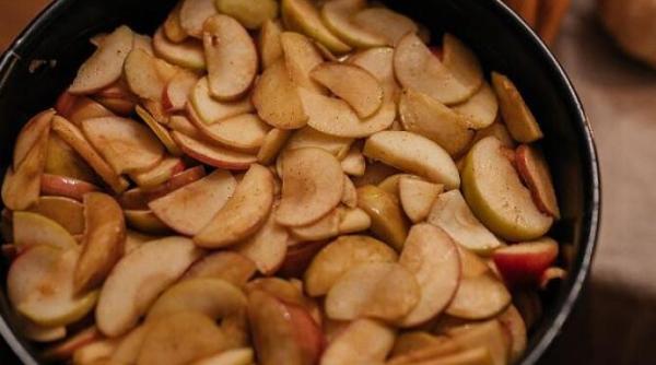 placinta cu mere preparata intr o tigaie este gata rapid si are doar 160 de calorii