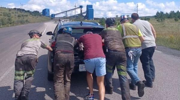 un turist a ramas in pana cu masina electrica in mijlocul pustiului