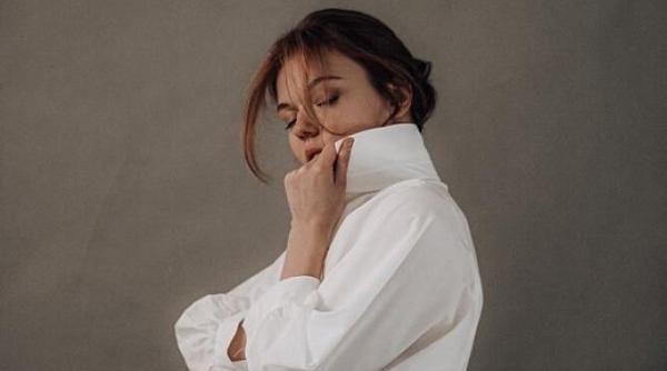 elimina urmele de deodorant de pe hainele albe cu cateva produse din casa vei salva camasa preferata