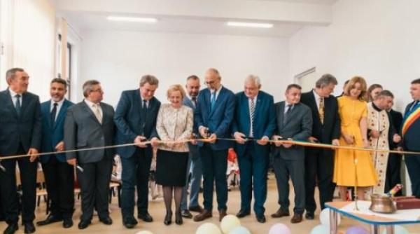 imaginea inceputului scolii gradinita inaugurata de zece politicieni printre care kelemen hunor si trei preoti