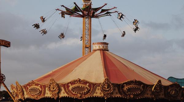zeci de copii si adulti raniti dupa ce o tiribomba electrica inalta de 15 metri s a prabusit la un carnaval