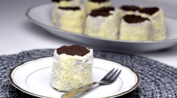 prajitura moale cu nuca de cocos fara faina si fara unt va deveni desertul preferat al familiei