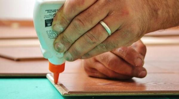 eliminati usor urmele de super glue de pe orice suprafata