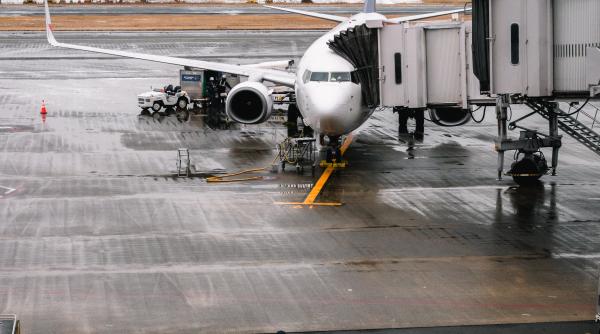 femeie de 61 de ani in stop cardiac in timpul zborului resuscitata pe aeroportul otopeni