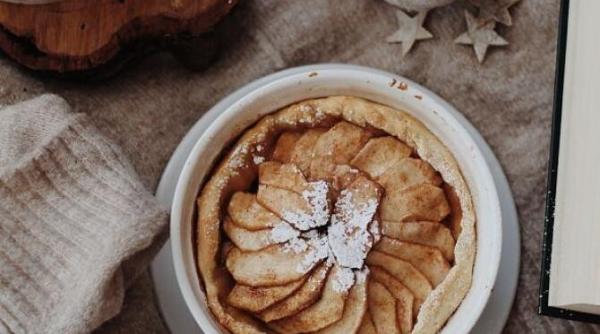 placinta cu mere este uimitoare simpla si foarte rapida reteta celor trei pahare