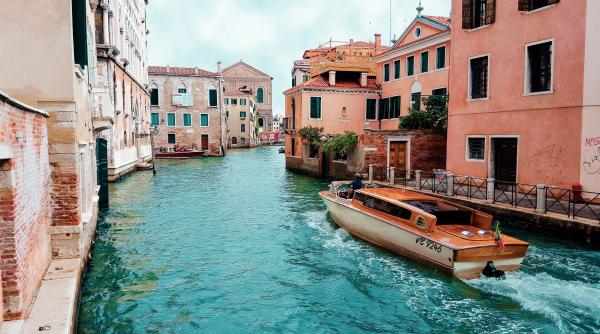 venetia va percepe taxa de intrare insa nu este primul oras care face acest lucru radu mazare a impus in anii 2000 taxa de intrare in mamaia