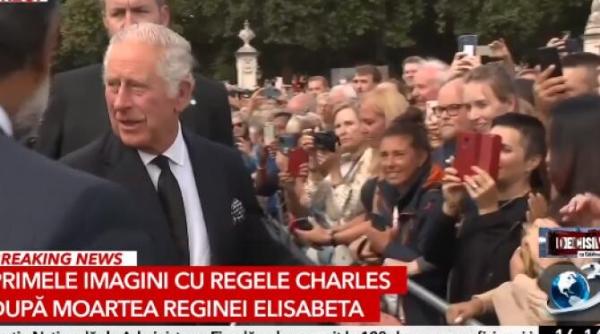 primele imagini cu regele charles iii a venit in fata multimii palatului buckingham si a strans mainile sustinatorilor