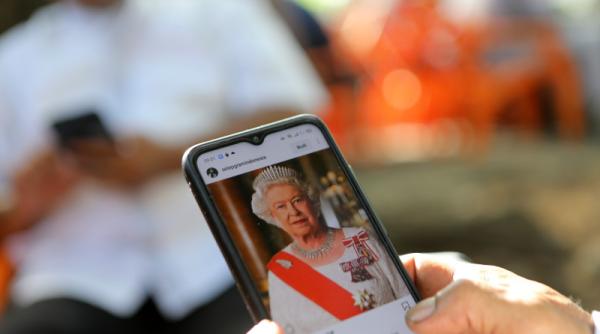 titlurile presei britanice la o zi dupa moartea reginei inimile noastre sunt distruse