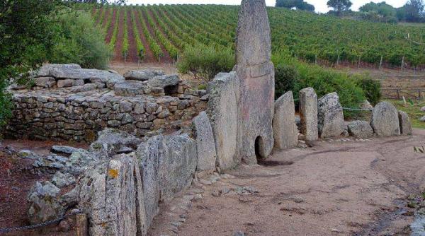 misterul mormintelor uriasilor de piatra din sardinia