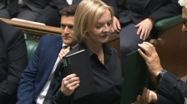 premierul marii britanii si inaltii parlamentari britanici jura credinta noului rege