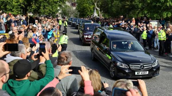 cortegiul cu sicriul reginei a ajuns la edinburgh trupul neinsufletit al majestatii sale elisabeta a ii a va fi depus in sala tronului de la palatul holyroodhouse