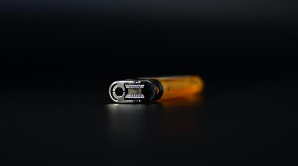 o mama si bebelusul ei au fost gasiti morti in conditii suspecte femeia ar fi inhalat lichidul unei brichete