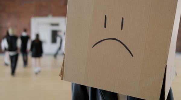 doua eleve din rasnov s au luat la tranta si s au paruit chiar in fata unei scoli din oras