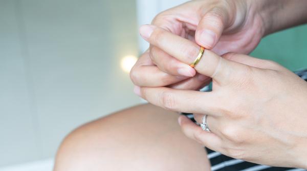 ti s a intepenit inelul pe deget iata 3 metode prin care il poti scoate in siguranta fara sa te ranesti