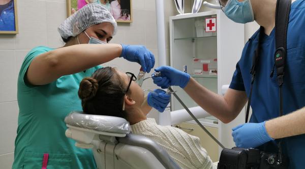 sfatul unui medic stomatolog de ce nu ar trebui sa va albiti niciodata dintii cu bicarbonat de sodiu sau lamaie