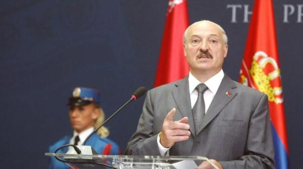 lukasenko se filmeaza taind busteni pentru a ajuta europa care moare de frig video