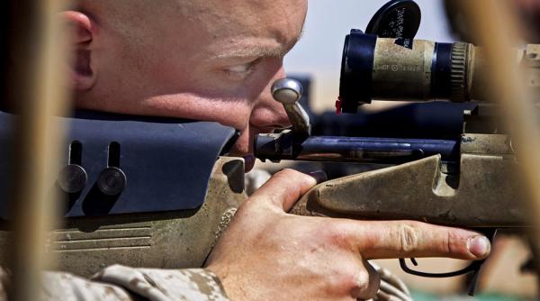 mai multi lunetisti observati pe acoperisuri in timpul transportului sicriului reginei elisabeta a ii a video