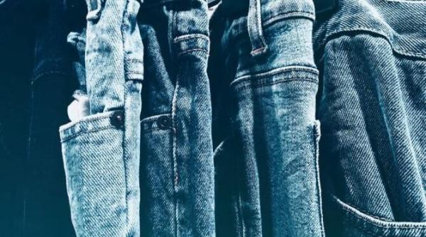 spala corect blugii in masina de spalat si nu folosi niciodata balsam de rufe