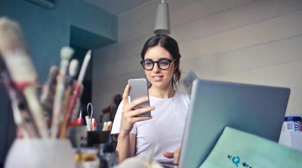 telefonul un risc pentru coloana vertebrala dar si pentru ochi epidemia care ar putea duce la daune permanente