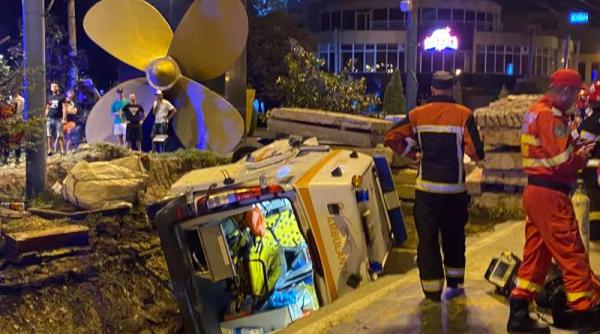 patru raniti dupa ce o ambulanta s a rasturnat intr un sant de pe un bulevard aflat in reabilitare