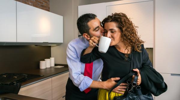 studiu barbatii care isi saruta partenerele inainte sa plece la serviciu traiesc mai mult