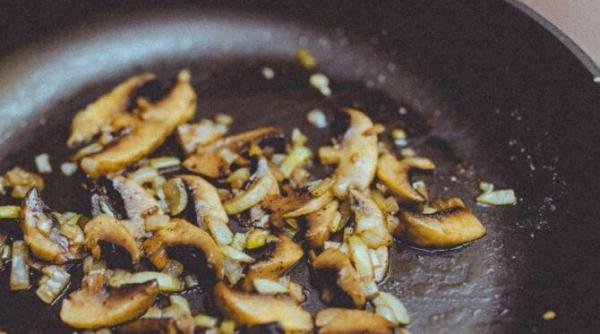 tigaia nu are capac si mancarea pateaza aragazul apelati la trucul bunicii