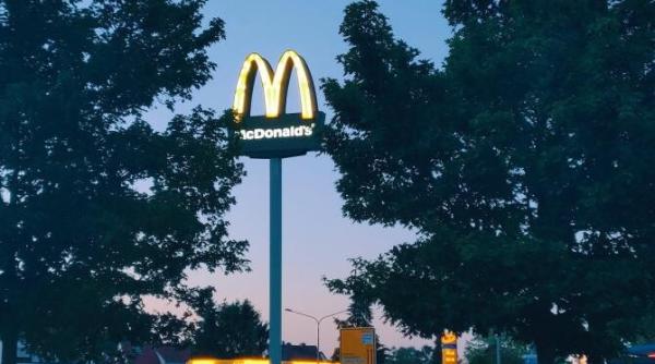 mcdonalds marketing la funeraliile reginei ca la defilarea de 23 august