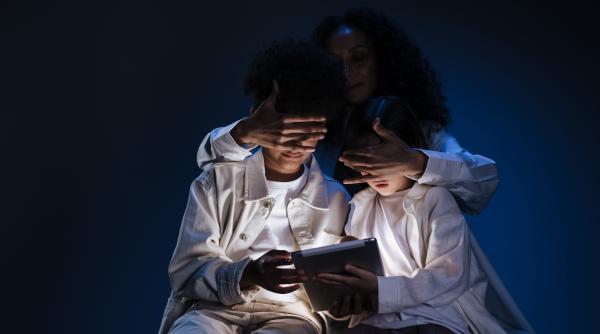 prea mult timp pe smartphone uri si tablete poate creste riscul de pubertate precoce la fete si nu numai