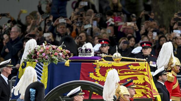 adio majestate mii de britanici adunati in parcuri si piete isi iau la revedere de la suverana