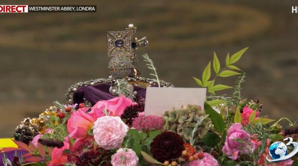 ce scrie pe biletul asezat intre florile de pe sicriul reginei elisabeta a ii a