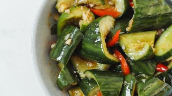 cea mai delicioasa salata de castraveti este gata in 10 minute si dispare de pe masa imediat